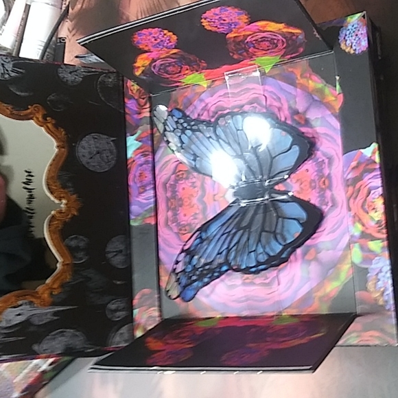 URBAN DECAY ALICE THROUGH THE LOOKING GLASS EYESHADOW PALETTE